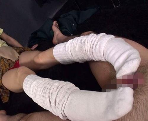 【水嶋あい】ミニスカギャルJkのルーズソックス足コキでフル勃起！こんなにパンパンにしてエッチなんだぁ♡