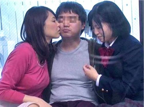 【モニタリング×近親相姦】息子の童貞を筆おろしするために熟女母と娘が禁断の3P親子丼！