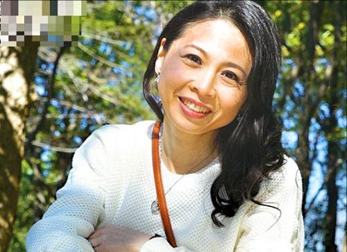 【五十路】イケメンとイチャつく50代熟女がデカマラに乱れまくる