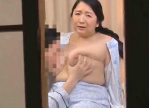 【近親相姦】豊満デカ尻爆乳ぽっちゃり人妻熟女母を夜這いする息子…乳を揉みピストンで犯す！