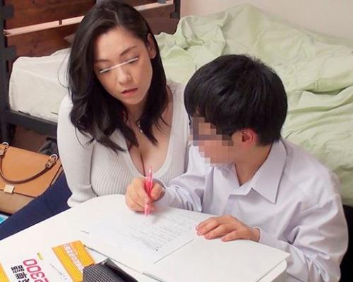 【人妻】巨乳熟女奥様家庭教師のフェロモンがヤバすぎて勉強に身が入らない生徒…チンポがバッキバキ！