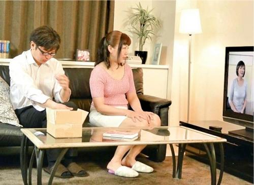 【義母】嫁の母と一緒にAV鑑賞したらアソコがおっきくなっちゃって…眼の前の女とヤる！