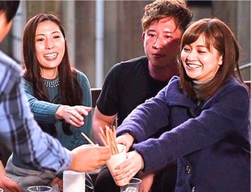 【熟女ナンパ】人妻熟女が混浴温泉でイケメンたちと乱交不倫！口説かれノリノリでオチンポゲット！