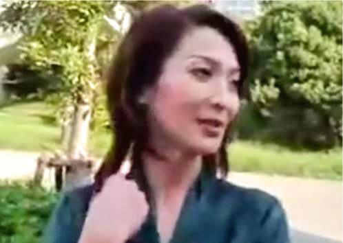 スレンダーなモデル級美魔女妻をナンパ！下品に股を開き恥じらいオナニーでイクッ…不倫セックスハメ！
