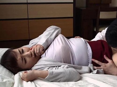 【近親相姦】母親は女だった…欲求不満な姿を見て息子のマラがイキり勃ち熟れたオマ○コを犯す！