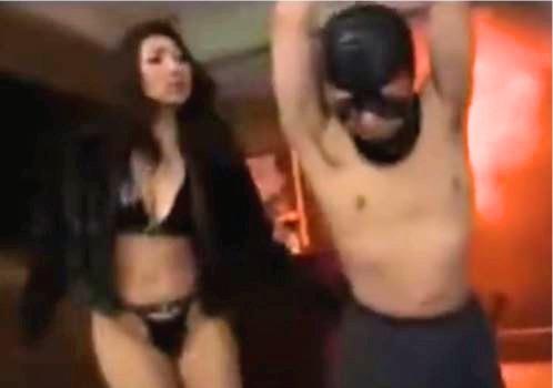 巨乳四十路女王様がドM男を淫語ムチアナル責めで調教！マラを足コキされて気持ちよさそう…