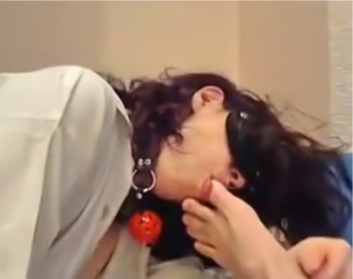 ※閲覧注意※出会い系のド変態痴女妻が目隠しで手を縛られボールギャグで涎だらだら肉棒調教