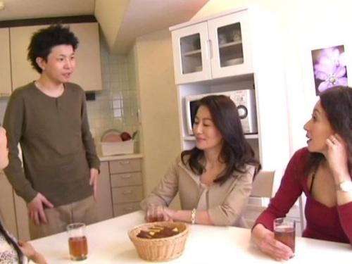 【痴女】肉食系の親戚おばさんたちが若いマラを食い漁るハーレムセックス！弄ばれ精子を大量放出ｗ