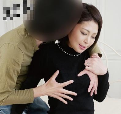 【初撮り】セレブな人妻熟女がAV不倫！生理前になる欲求不満を浮気ピストンで解消する変態！
