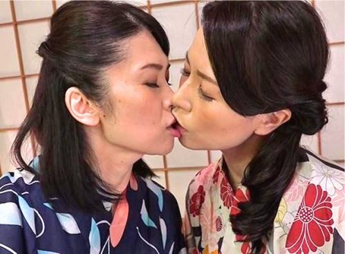 【熟女レズ】　イヤらしさがMAXの熟女は一人旅が大好き！お互いが出会いカラダを重ねた・・・