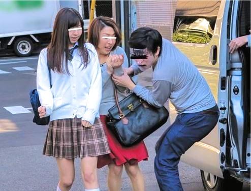 【親子丼レイプ】帰り道の母娘を拉致！無理やり挿入されてるのにイッちゃう熟女…娘も陥落オチンポ漬け！