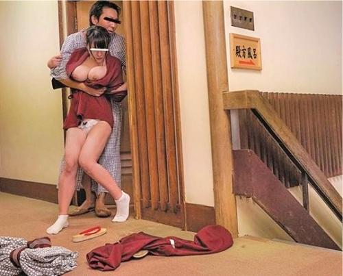 温泉旅館レイプ！痴漢に遭遇し軟禁強姦される爆乳お姉さんたち…度重なるピストン連打でメロメロ！
