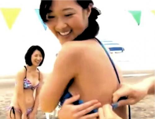 【菅野さゆき】真夏のビーチで巨乳熟女とその息子がじゃんけんで服を脱ぐ！おっぱい晒されても何とも思わないドスケベ女