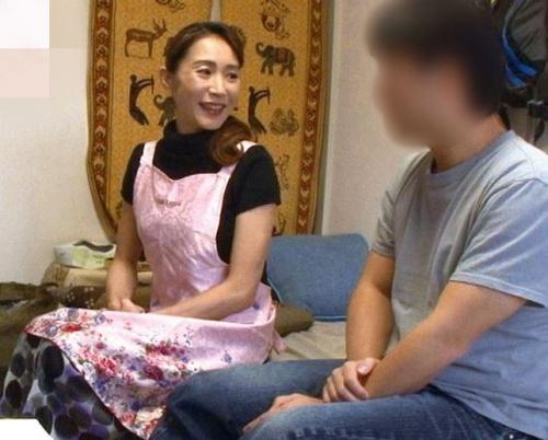 【おばさんレンタル】中出し出来ると噂の家事代行サービスの五十路熟女を押し倒しNTR不倫セックスする独身男！