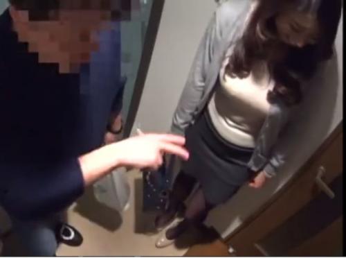 【熟女、ナンパ】これが人妻をヤリ部屋に連れ込む現場だ！寝取られ不倫の瞬間！スレンダー巨乳の素人妻がNTRされる。