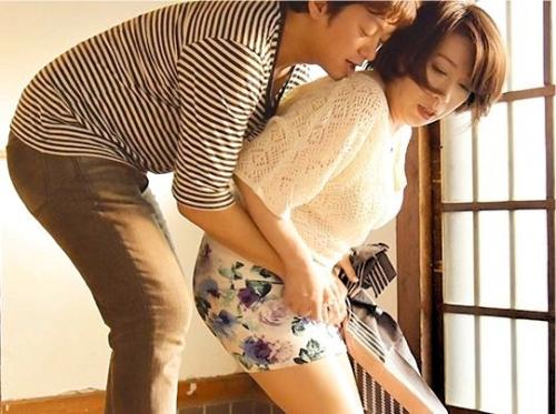 下着泥棒の疑いを息子にかけてしまった熟女母…激昂した息子は男根をイキりたたせて襲いかかる