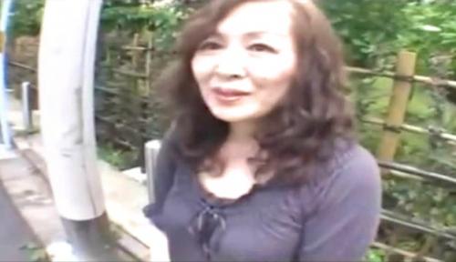 【初撮り熟女】六十路、62歳の還暦の巨乳熟女、彼氏は七十路。妊娠の心配もないんだから中出ししたらいいのに・・・。