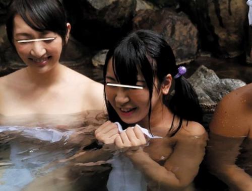 【温泉】混浴で美女の裸体を見て勃起していた男に気付いた母が阻止！手コキフェラで興味津々にチンポをイジってきた！