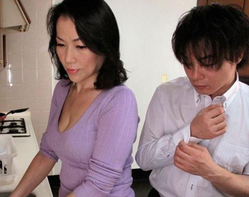【近親相姦】息子宅でオナニーを始める痴女母！勢いでそのまま勃起チンポを咥え禁断の関係を結ぶ…