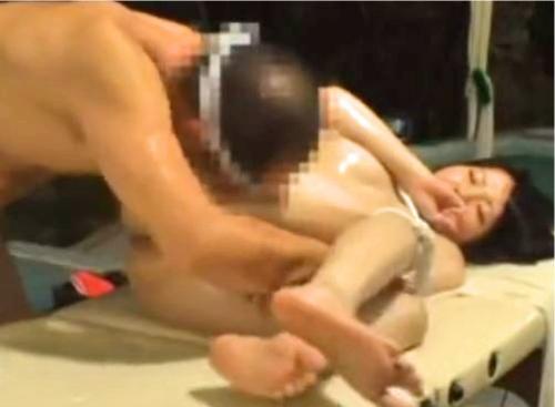 ダイナマイトボディ！極上セレブ人妻が悪徳マッサージおじさんにピストンされて不倫ガチイキ！