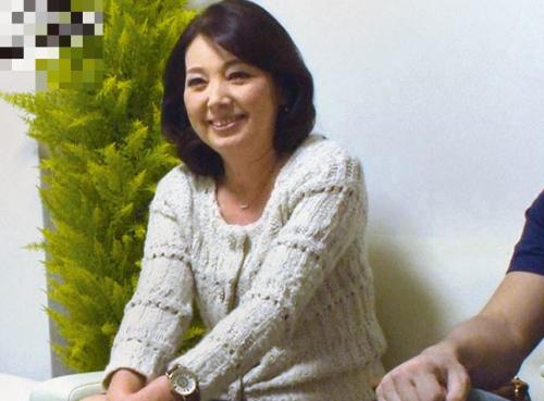 【近親相姦】ぽっちゃり豊満人妻熟女母がお金に釣られて息子とエッチなことを…オチンポでマジ絶頂！
