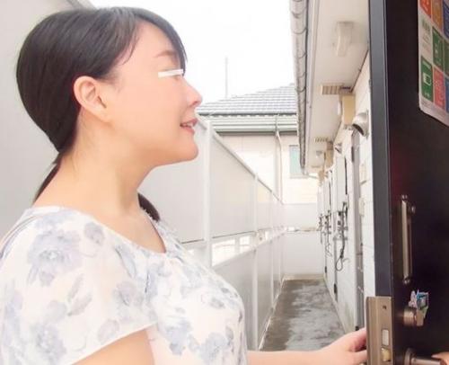 【モニタリング】巨乳人妻熟女と童貞が二人っきり！溢れ出る欲望の前にはただの男女…夫がいてもハメまくる！