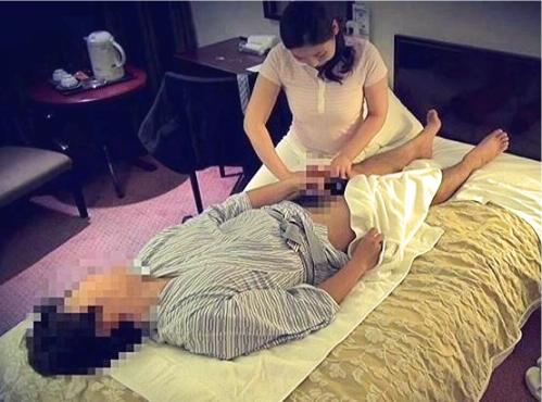 【メンズエステ】熟女按摩師に勃起チンポを見せつけて強制欲情！口説いてハメて不倫本番！