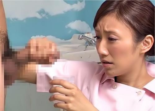 【熟女ナース】精子を搾取しようとすると突如センズリを始める男に戸惑いつつも搾り取っちゃう