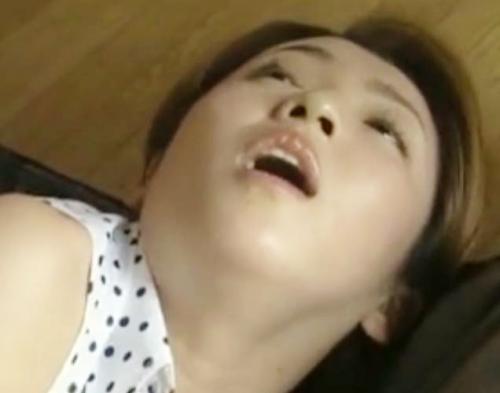 【ながえスタイル】変態義父に無理やり犯されるスレンダー人妻！夫がいない間に指でオマ◯コぐちょぐちょｗ