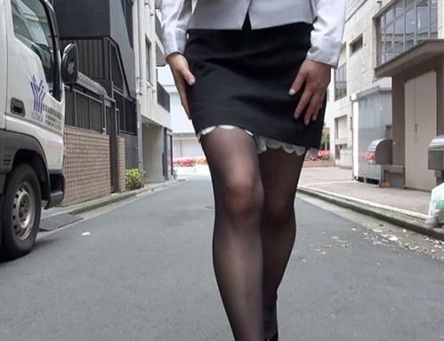 痴漢願望のある人妻OLにスリップ着用をお願い！ドスケベ女は今日も見知らぬ男たちに全身を陵辱される…