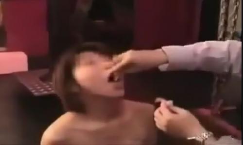 【素人撮影】ヤバそうな媚薬を嬉しそうに飲んだ淫乱な素人妻と乱交する！やりたい放題ヤラレても快感でしかない寝取られ妻。