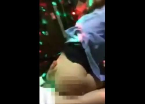 【個人撮影】カラオケ店の防犯カメラに撮影された素人カップルの着衣セックス！色白の桃尻がカワイイのぉ。