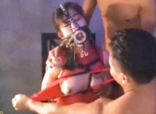 【肉便器】ドMの巨乳でデカ尻の美女が男二人に凌辱される！強制フェラ器具をハメられ流し込まれる生暖かい精子！
