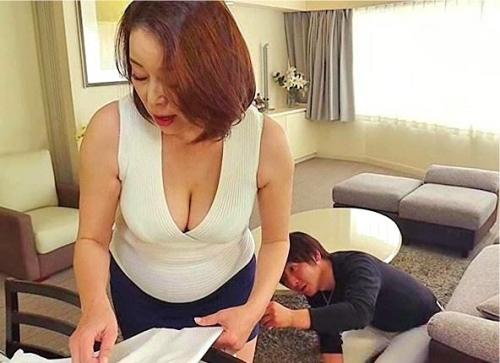 【義母】実家から上京してきた姑が豊満でミニスカでエロすぎて…襲っちゃう娘婿！