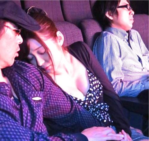 【石原莉奈】映画館レイプ！旦那がいる横で痴漢魔に股を触られ快楽を覚えた若妻