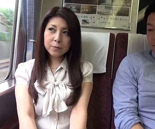 【四十路人妻熟女×近親相姦】久しぶりに会った熟れた身体の母親がエロすぎて欲情した息子…