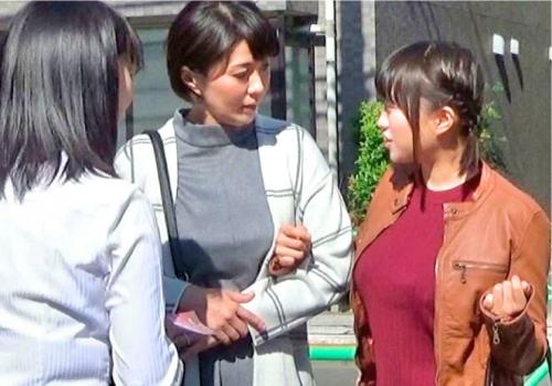 悪徳マッサージ師に騙された素人母娘…淫猥な施術に親子ともども淫らにイキまくる