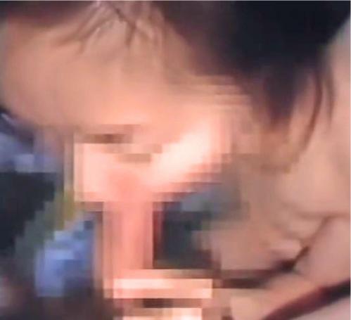 【隠し撮り】夫が留守中に他人棒をねっぷりとしゃぶって交尾を堪能する痴女妻…