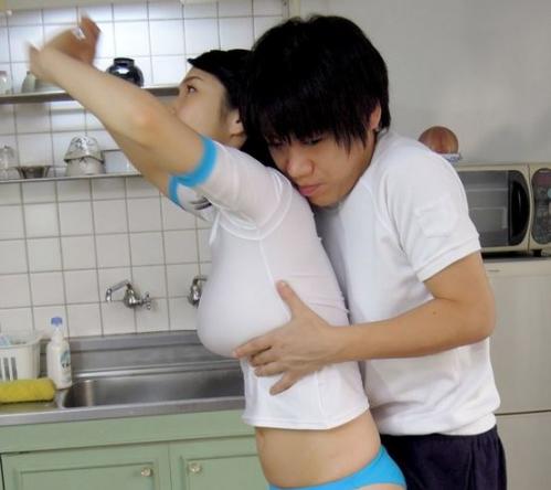 ママさんバレー部員はおっぱいおっきくてエッチな人ばかり！男性コーチが手を出してベロチューパイ揉みレイプ！
