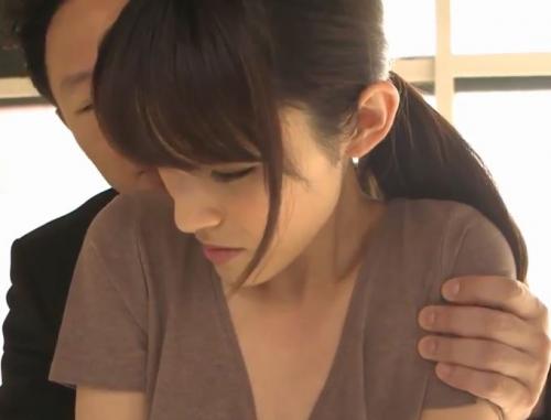 【人妻】ノーブラ乳首チラ見せ奥様が誘ってると勘違い不倫セックス！欲望のままにハメまくる男…