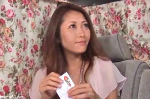 【熟女ナンパ】「えっ、お金までくれるんですか？」四十路のスレンダーな美人妻に中出し不倫セックス！
