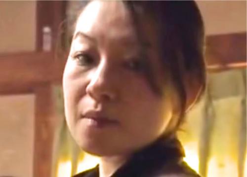無理やり婿から犯されてしまう義母、最初は抵抗を試みるも一度肉棒を挿入されると快楽に身を委ねた