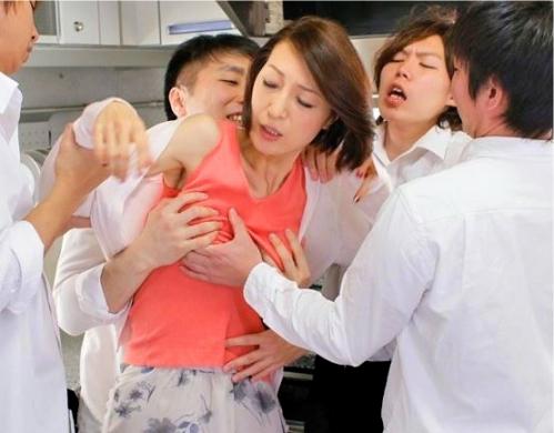 【熟女レイプ】息子の同級生はいじめっ子！喜びもつかの間暴力的な性欲が母を襲う…