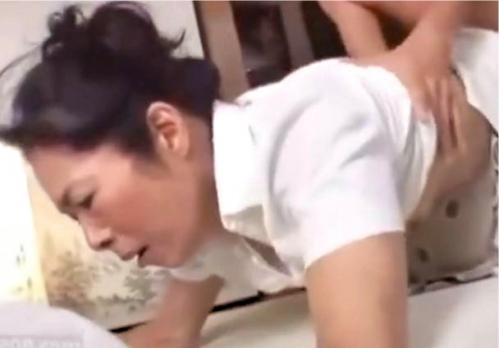 六十路熟女妻！還暦過ぎても性欲は健在でパンパン後ろから突かれてメスの悦びを感じてる