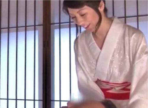 温泉旅館の未亡人熟女女将の献身的なサービスがヤバい！お口、手、オマ○コで男性をしっぽり癒やします！