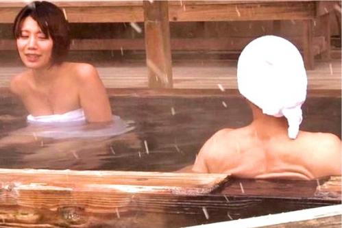 混浴で見つけた美人妻…男が入浴してることを明らかに嫌がるもデカマラを見せた途端に陥落不倫セックス！