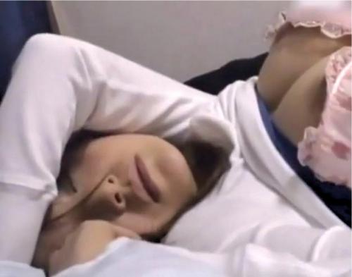 【昏睡レイプ×盗撮】媚薬で意識が朦朧とした童顔制服美少女に怒涛のチンポを浴びせ続ける鬼畜男たち