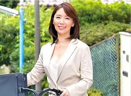 美人すぎる生保レディが枕で不倫SEXさせてくれた、契約のお礼にと身体を差し出す変態女