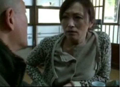 【ヘンリー塚本】黒木小夜子。近くに住む四十路の細身巨乳の熟女を寝取る中年の絶倫男。今日も強引に犯した。