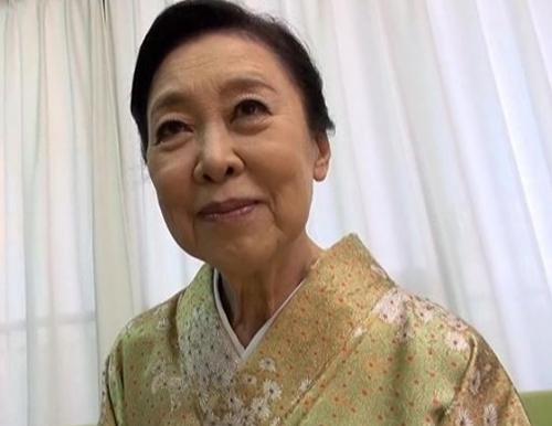 【八十路人妻熟女】こんなおばあちゃんなのに性欲は旺盛！初めてのAV撮影で和服着衣セックス！